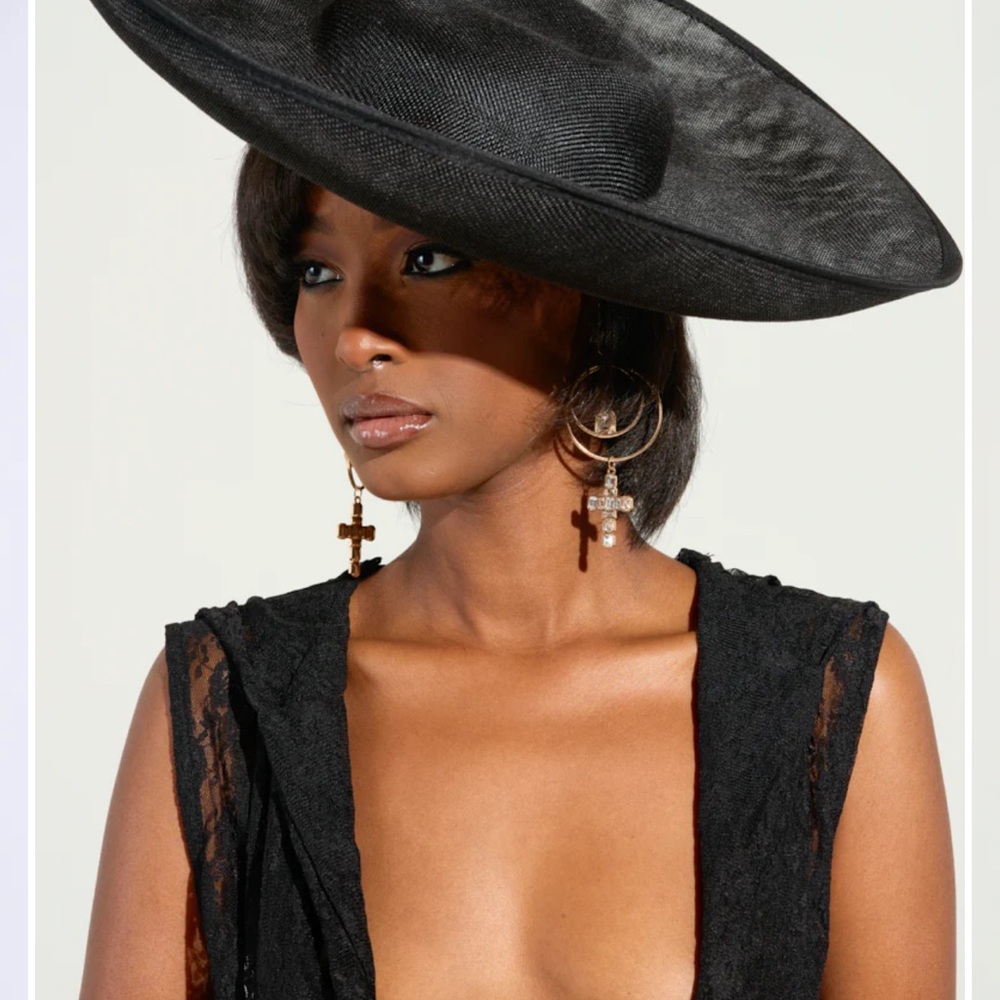 Akira GIVING EDITORIAL HAT